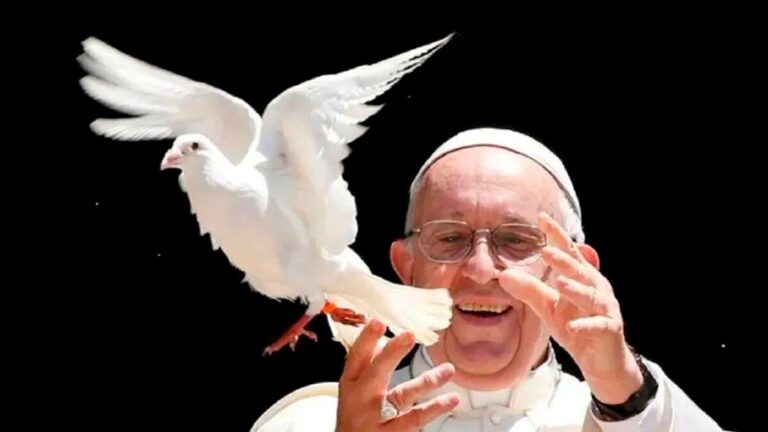 Logo de San Lorenzo de Almagro junto a una imagen del papa Francisco.