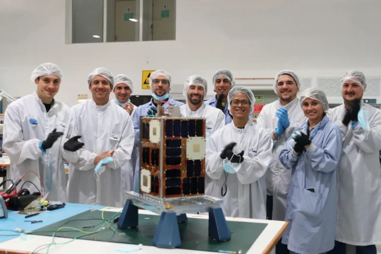Ilustración del satélite CubeSat Atenea desplegado en el espacio.