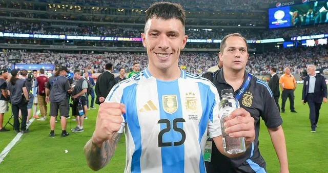 Giovani Lo Celso y Lisandro Martínez, jugadores de la Selección Argentina de fútbol