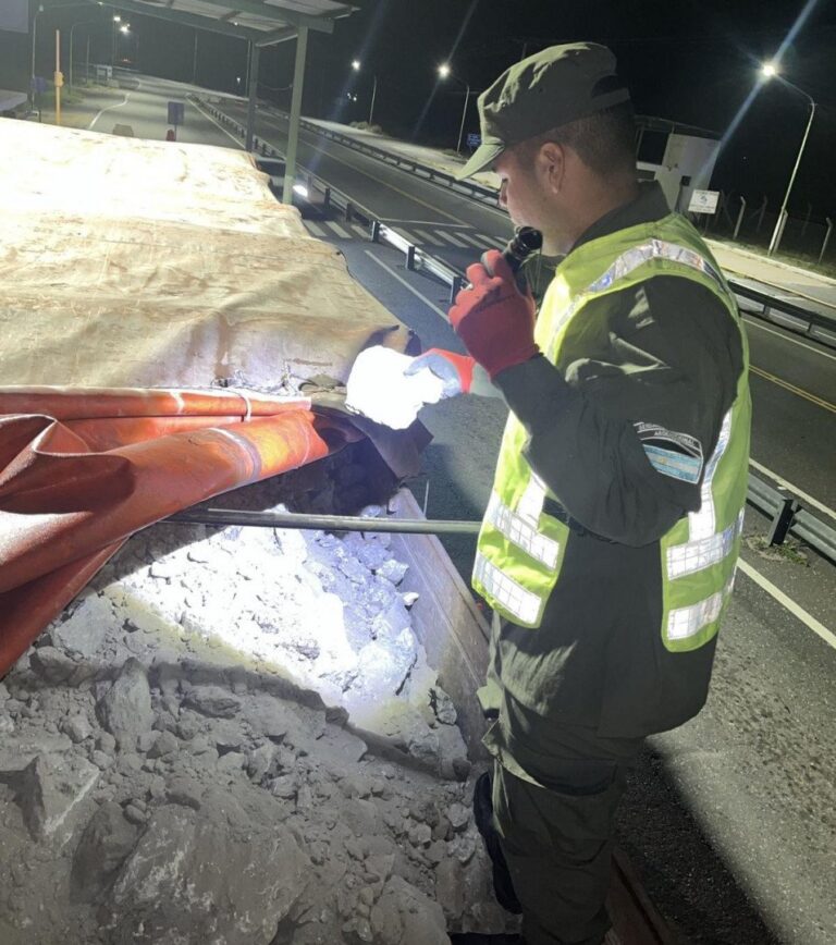 Camión con carga de yeso secuestrado en San Juan