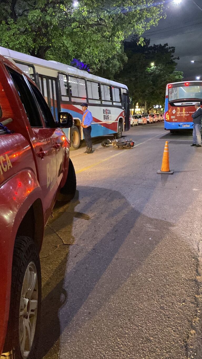 Siniestro vial en Avenida Rivadavia entre colectivo y motocicleta en La Rioja