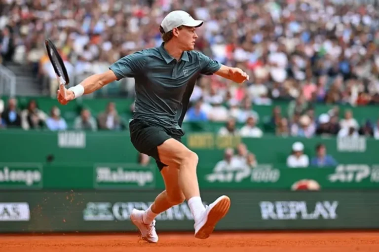Jannik Sinner celebra su victoria en el torneo de tenis de Montecarlo.