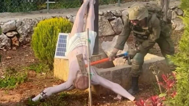 Fotografía de la estatua de Jesús dañada en la localidad de Deir Siryan, sur del Líbano.