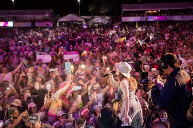Soledad Pastorutti en el escenario de la Fiesta Nacional de la Chaya en La Rioja