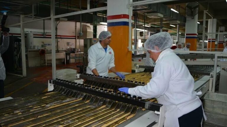 Logotipo de la marca de galletitas Tía Maruca sobre un fondo neutro.