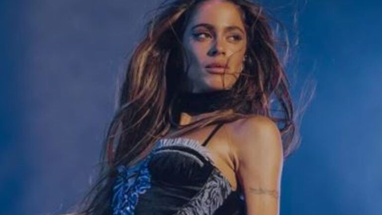 Tini Stoessel hablando al público durante un recital.