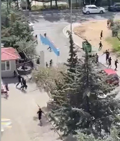 Ilustración genérica de la fachada de un colegio con bandera de Turquía al fondo.