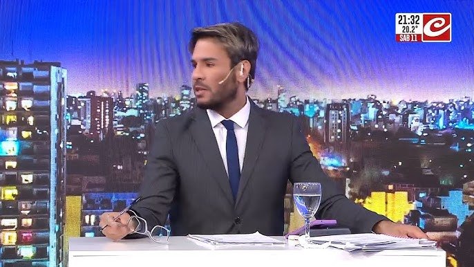 Tomás Dente durante una entrevista en estudio analizando el Caso Ángel
