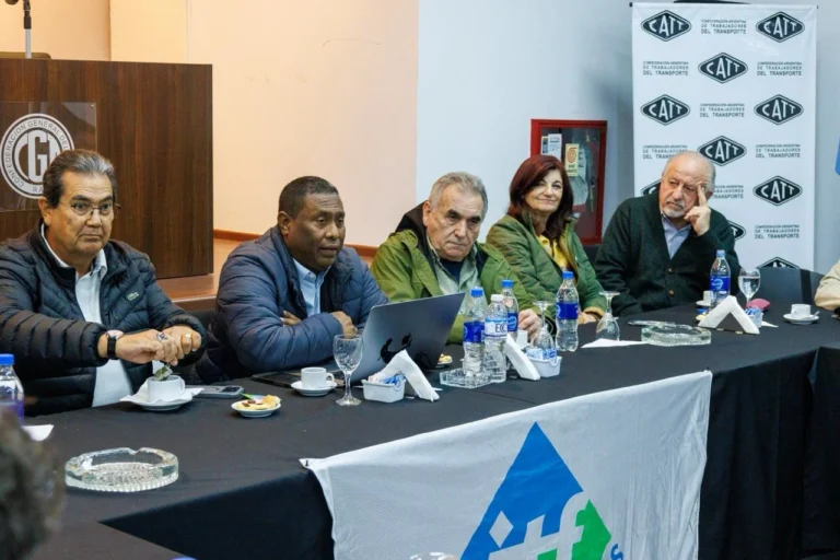 Reunión de trabajadores del transporte en la sede de la CATT
