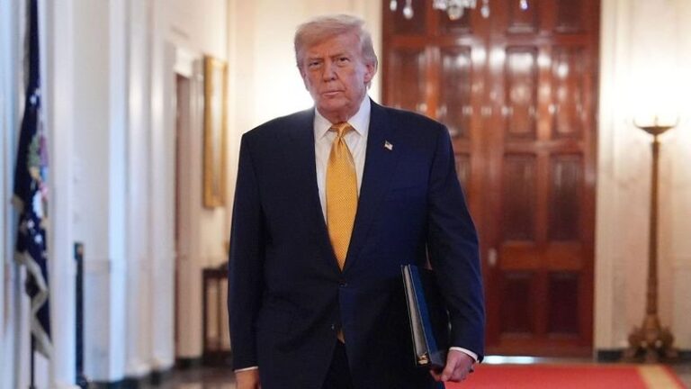 Donald Trump durante una declaración sobre política exterior.