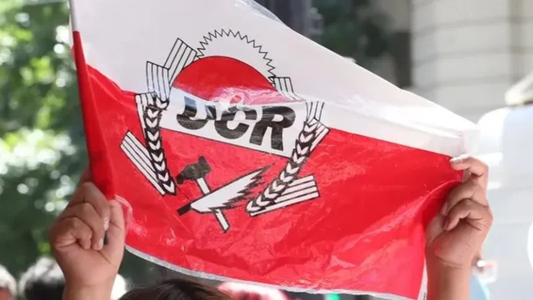 Reunión de dirigentes de la Unión Cívica Radical analizando documentos.