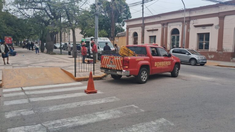 Moto negra similar a la involucrada en el siniestro vial en el centro de La Rioja