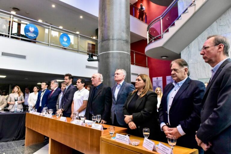 Autoridades y representantes industriales durante la sesión del Parlamento del Norte Grande.