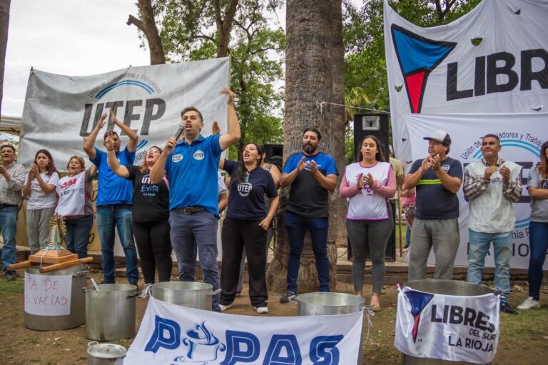 Grupo de personas reunidas en una asamblea sindical en una calle de La Rioja.
