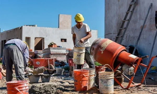 Gráfico y materiales representativos de la construcción, como ladrillos y cemento.