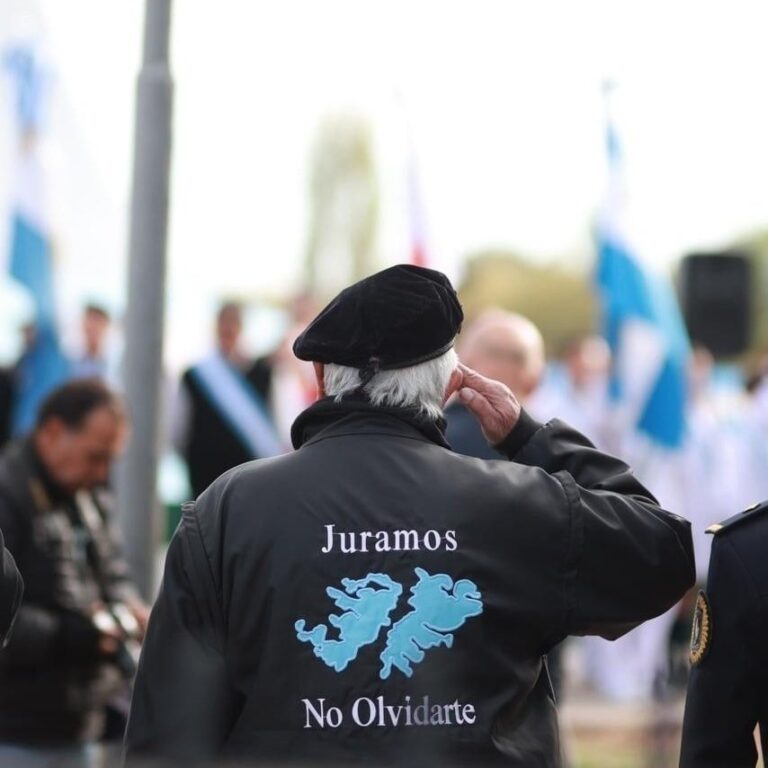 Veteranos de guerra durante el izamiento de la bandera en la Plaza 25 de Mayo, La Rioja.