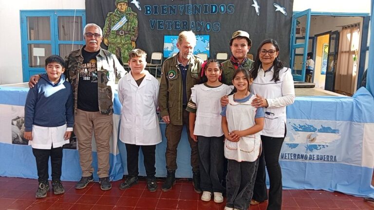 Veteranos de Malvinas en actividad solidaria con alumnos de una escuela rural de La Rioja