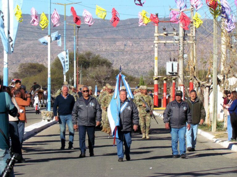 Voluntarios del Centro de Veteranos de Malvinas de La Rioja organizando donaciones para escuelas rurales