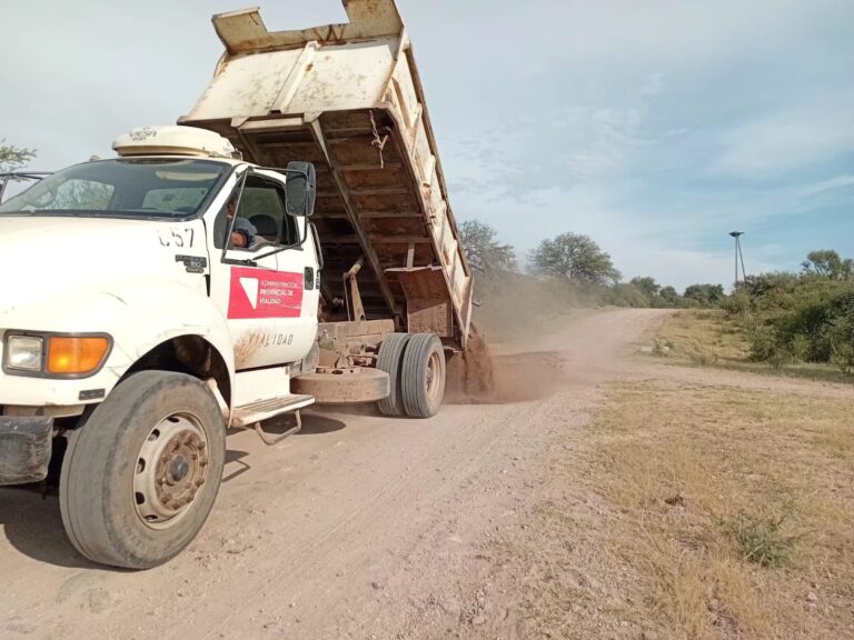 Trabajadores de Vialidad Provincial realizando tareas de mantenimiento en una ruta de La Rioja