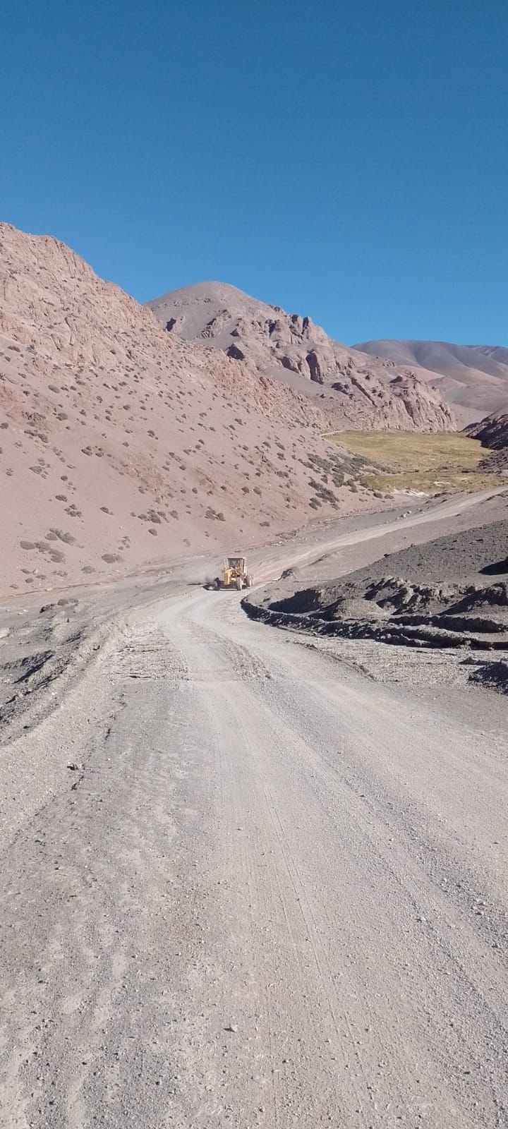 Equipos de Vialidad Provincial realizando trabajos de mantenimiento en una ruta de La Rioja