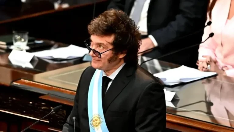 Gráfico con indicadores económicos de Argentina sobre una mesa con periódicos