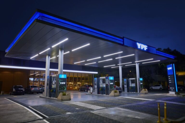 Estación de servicio YPF en La Rioja con surtidor de nafta