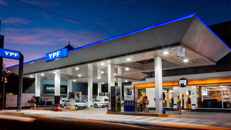 Surtidor de YPF en una estación de servicio con precios actualizados
