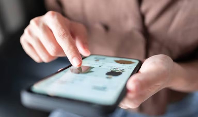 Alerta de seguridad informática con íconos de estafas virtuales