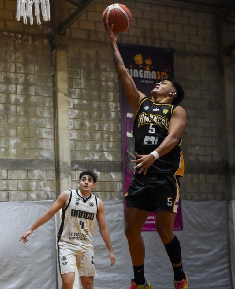 Partido de básquet entre Amancay y Riachuelo en el estadio Roadney Young