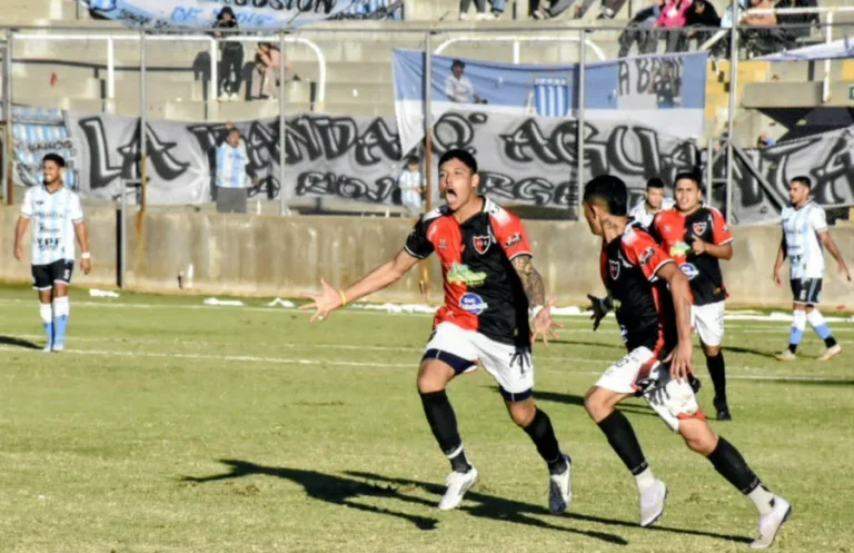 Jugadores de Andino celebrando un gol ante Tesorieri