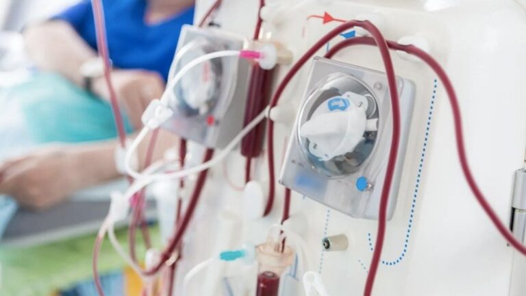 Paciente en sesión de diálisis en un centro médico argentino