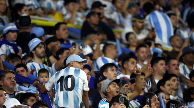 Estadio de fútbol vacío con carteles de Tribuna Segura