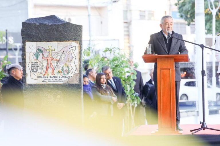 Armando Molina y Ricardo Quintela en Plaza 25 de Mayo durante actos por 435° aniversario de La Rioja
