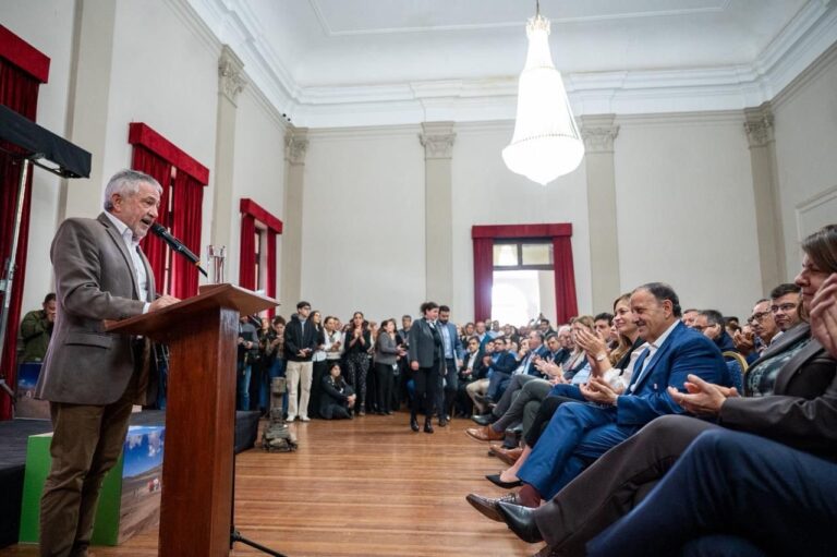 Armando Molina durante la presentación del Plan Quinquenal para el Desarrollo Minero 2026-2030 en La Rioja