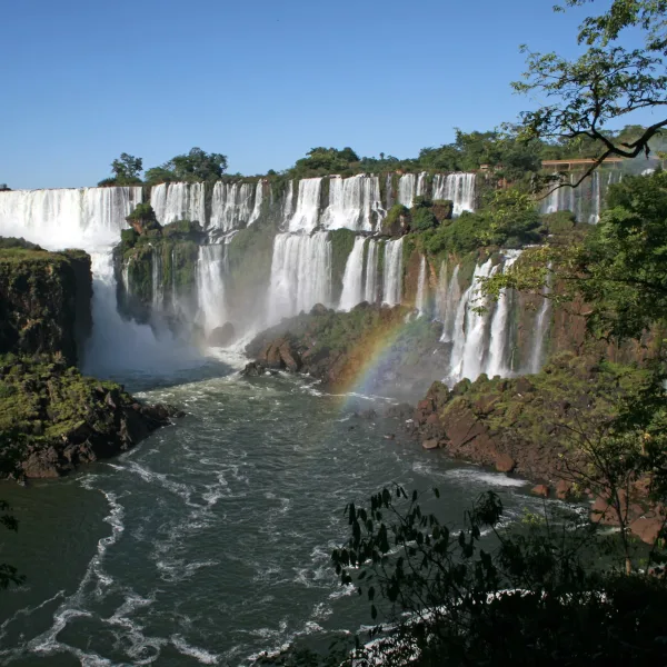 Vista panorámica de un parque nacional argentino con senderos y vegetación autóctona