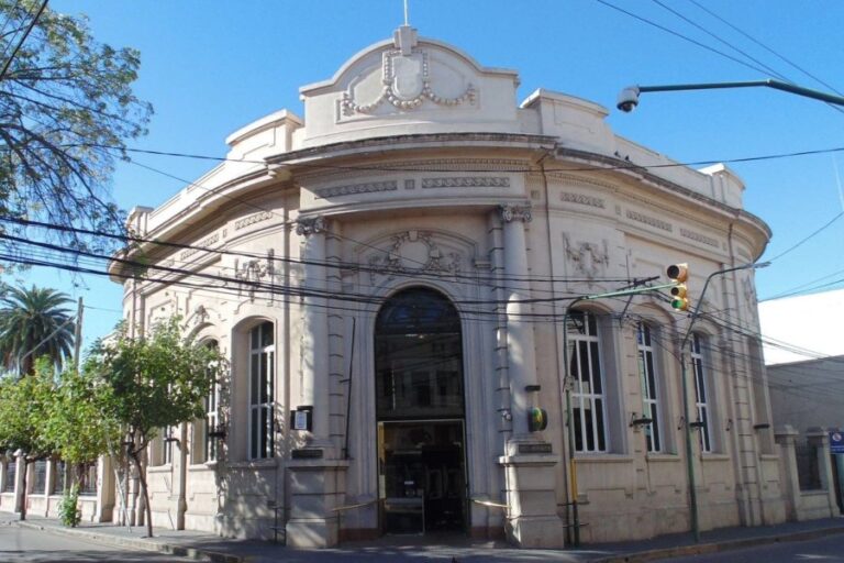 Sucursal del Banco Central con cartel de paro bancario