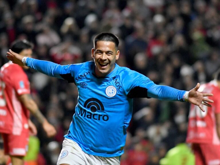 Jugadores de Belgrano celebrando la clasificación a la final del Torneo Apertura
