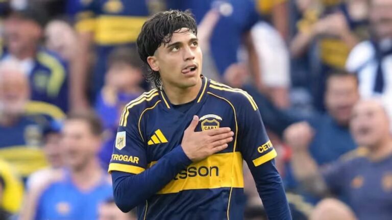 Exequiel Zeballos con la camiseta de Boca Juniors durante un partido
