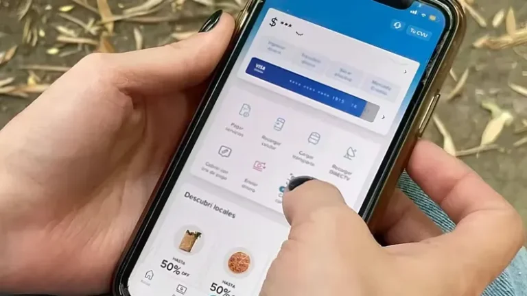 Pantalla de celular con logo de Mercado Pago y señal de error