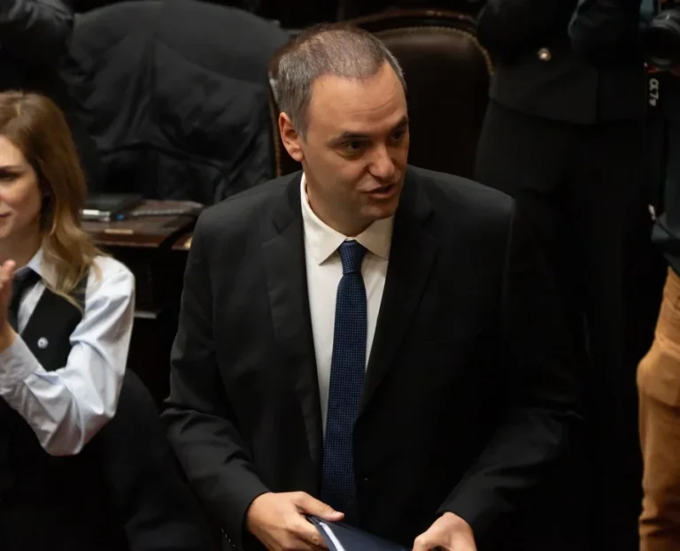 Imagen de Manuel Adorni junto a símbolos de criptomonedas y documentos judiciales