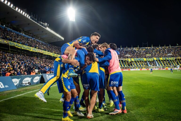 Jugadores de Rosario Central celebrando un gol en el estadio Gigante de Arroyito