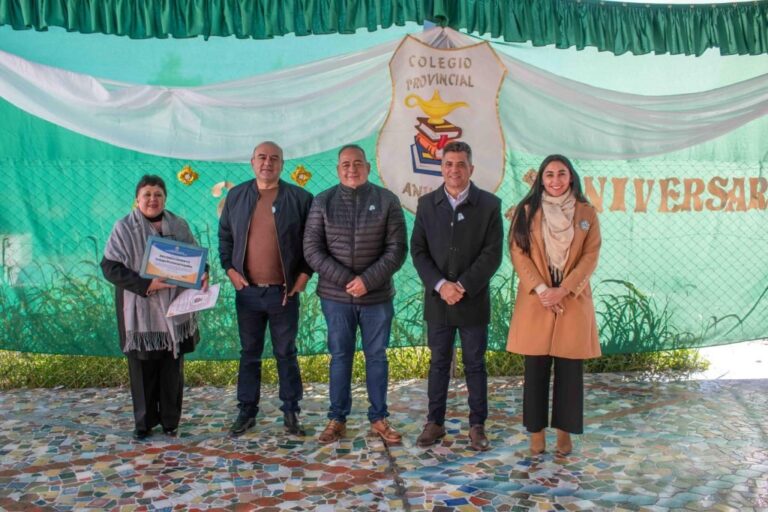 Acto 20 aniversario Colegio Secundario de Anjullón con autoridades y comunidad educativa