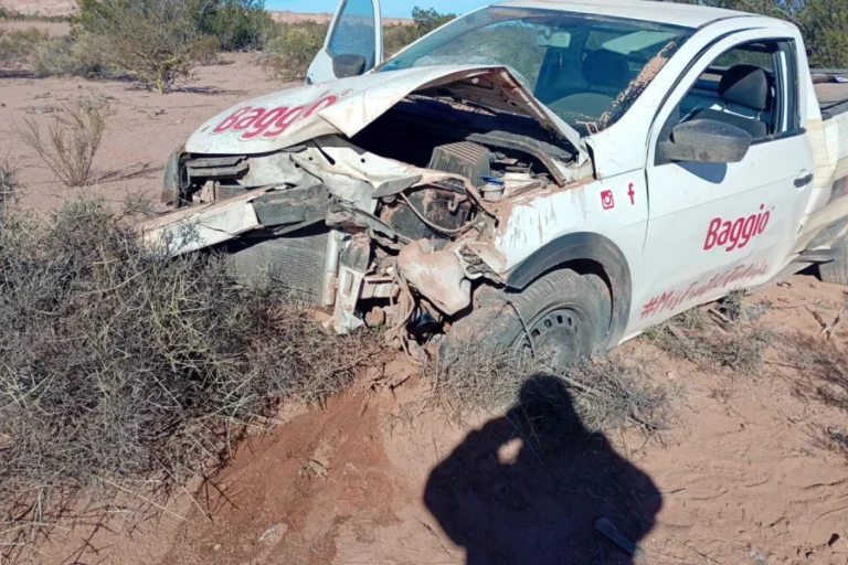 Vuelco de camioneta Volkswagen Saveiro blanca en Ruta Nacional N° 76