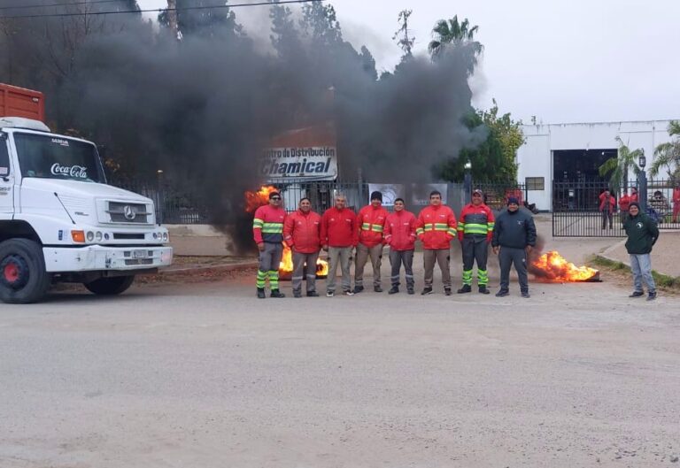 Trabajadores de Coca-Cola protestan en las puertas del centro de distribución en Chamical, La Rioja