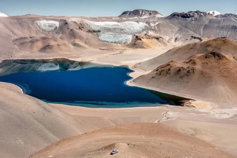 Vista del volcán Incapillo en la cordillera de La Rioja