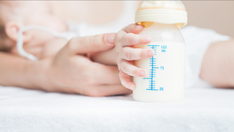 Madre donando leche materna en un banco de leche