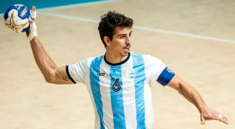 Diego Simonet en partido de handball con la camiseta de Montpellier