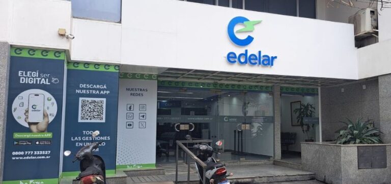Factura de EDELaR y billetes sobre una mesa