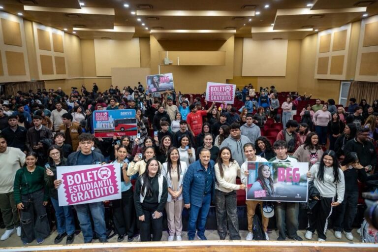 Entrega de tarjetas del Boleto Universitario Gratuito en el Colegio Preuniversitario San Martín