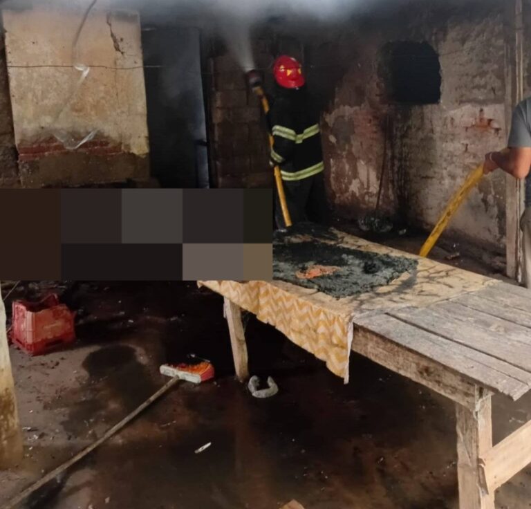 Bomberos trabajando en un incendio en el barrio Usina de Chamical